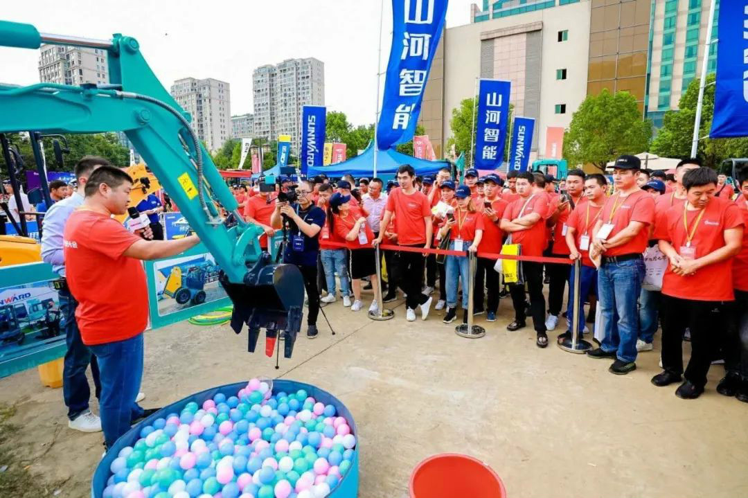 2020全球微挖大会 米乐M6智能精品微挖赢得满堂彩