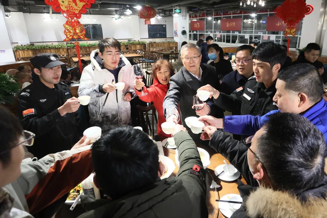 米乐M6智能董事长何清华与留厂员工一起过大年！