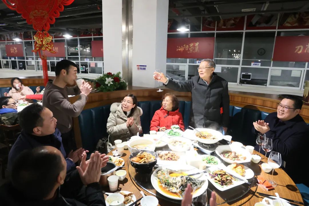 米乐M6智能董事长何清华与留厂员工一起过大年！