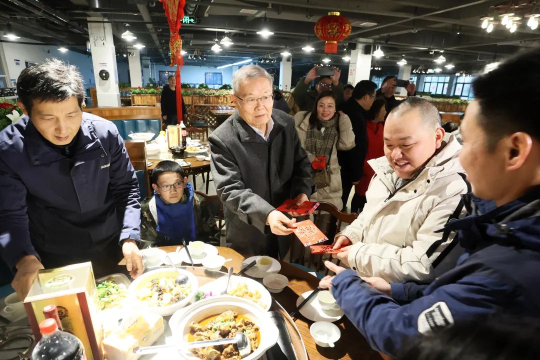 米乐M6智能董事长何清华与留厂员工一起过大年！