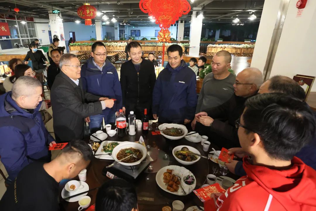 米乐M6智能董事长何清华与留厂员工一起过大年！