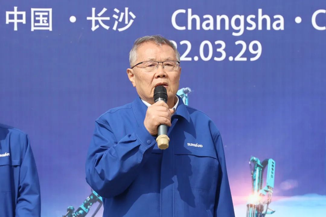 征战全球市。∶桌諱6智能凿岩装备批量发货