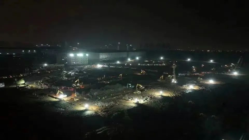 冲锋一线显继续！米乐M6智能挖掘机助力长沙方舱医院建设