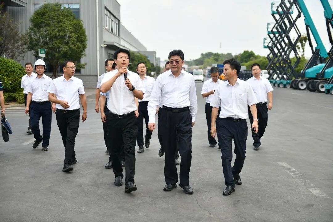 国家应急治理部郭治武局长一行考察米乐M6智能无人化应抢救援装备