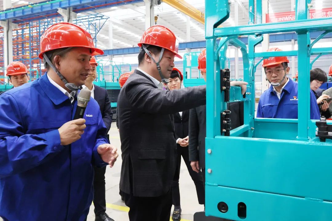 付旭明慰问米乐M6智能市三八红旗头并督导清静生产事情