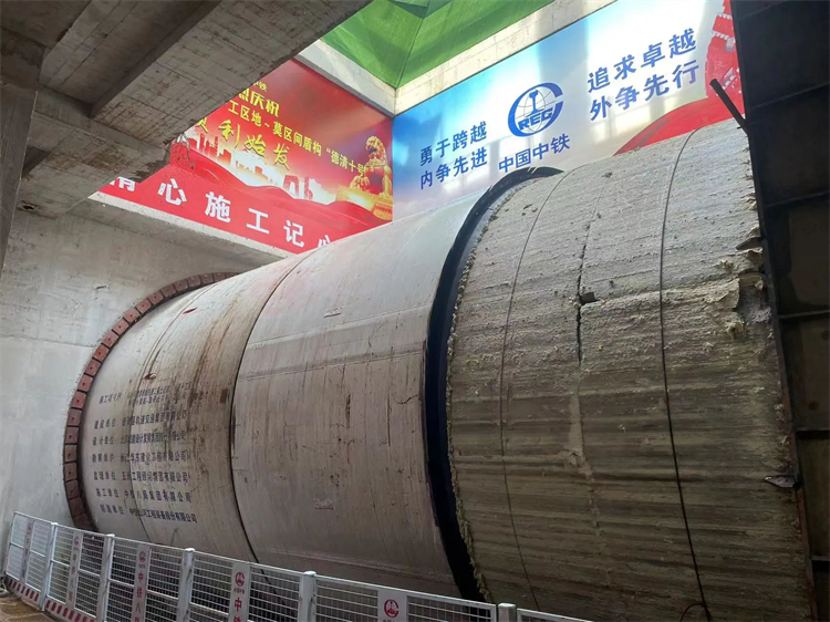 首战华东市。≈刑桌諱6杭德市域铁路工程地莫区间左线盾构机顺遂始发